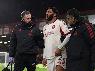 Thảm họa hàng thủ Liverpool: Gomez gãy người, Slot nổi điên, CĐV đòi sa thải HLV