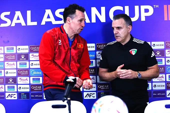 HLV Bruno Garcia (áo đen) trò chuyện với HLV Diego Giustozzi sau buổi họp báo. Ảnh: Phan Hồng 