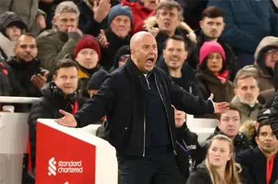 Sai lầm chí mạng của Arne Slot: Liverpool đổ vỡ trước Man City ngay tại Anfield 1