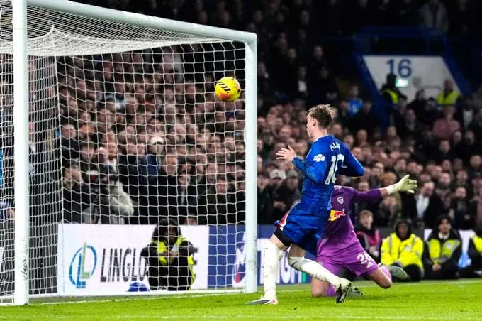 Cole Palmer dứt điểm hỏng trước khung thành trống trải