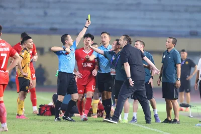 Gây bão: Trợ lý Thể Công Viettel 'nổi điên' vì HLV Popov bị trọng tài rút thẻ đỏ oan ức 1