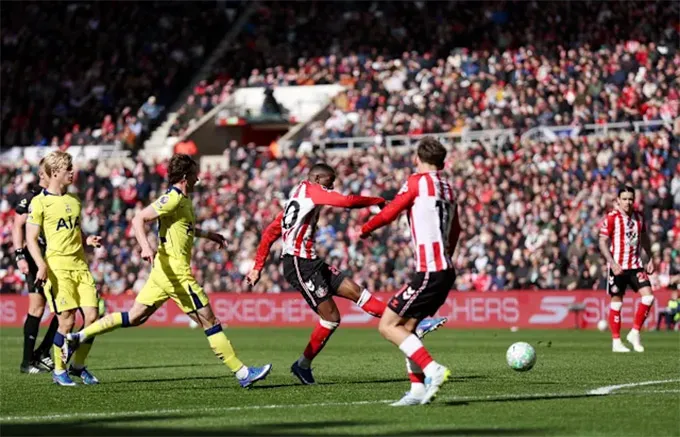 Mukiele ghi bàn thắng duy nhất của trận đấu