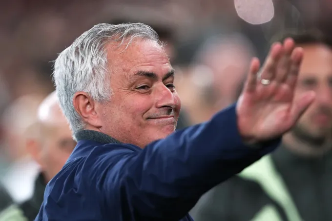 Mourinho cam kết gắn bó với Benfica